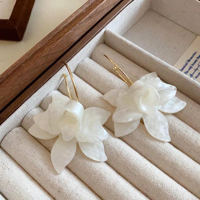 ZAKOL Korean Trendy White Resin Flower Hoop Earrings For Women Fashion Jewelry Statement Earings Wedding Party Jewelry