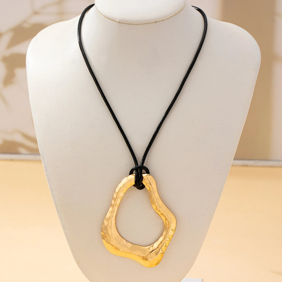 A Women's Necklace with Irregular Geometric Pendant, Winter Punk Style Sweater Necklace, Suitable for Daily Wear and Vacation Wear