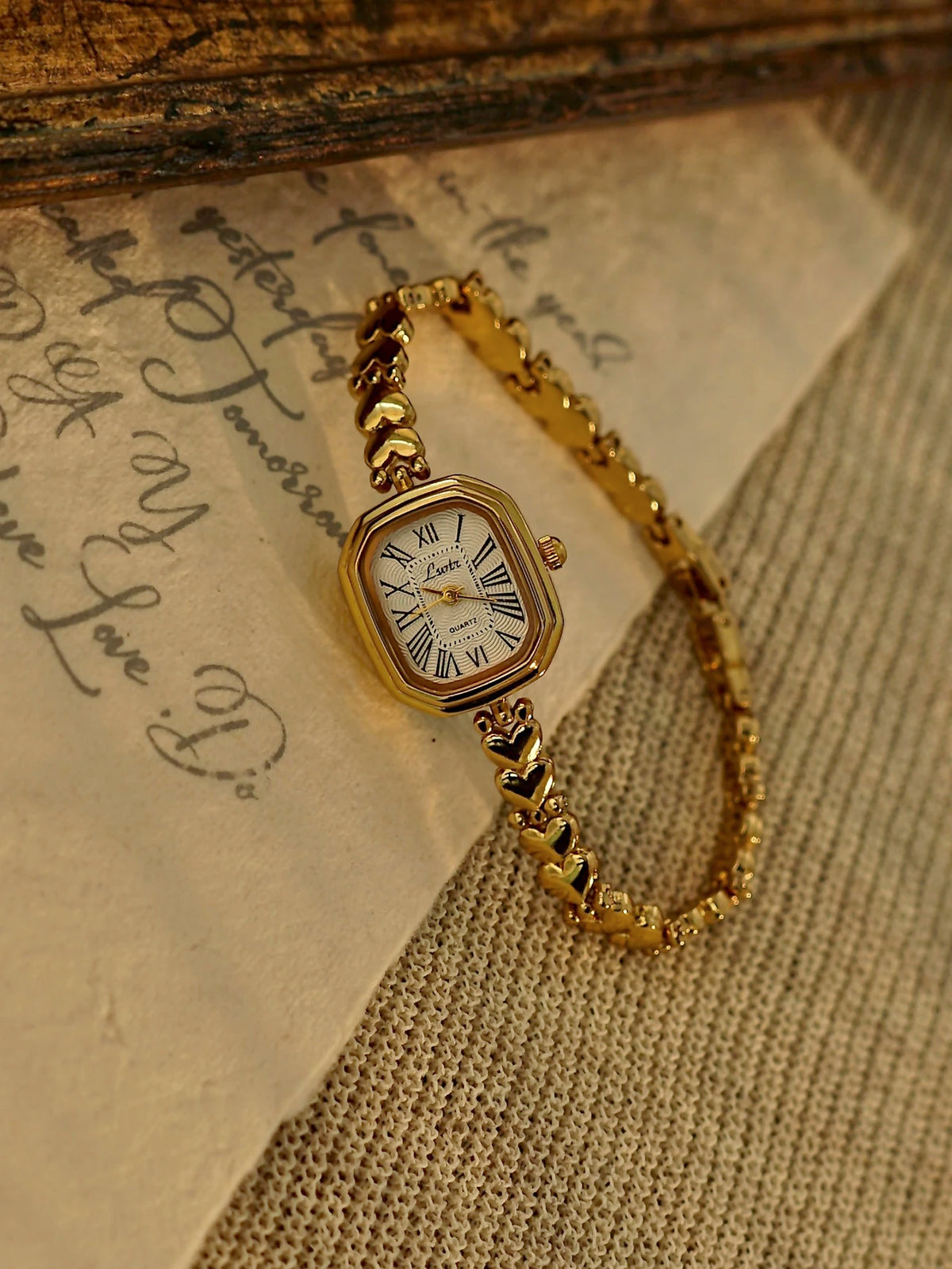 1 New Gold Elegant Compact Ladies Quartz Watch Square Case Heart-Shaped Bracelet White Dial Roman Scale Ladies Watch