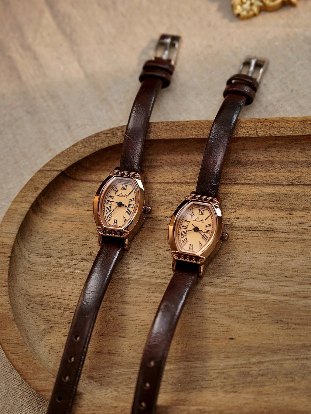 1 Piece of Retro Casual and Elegant Women's Coffee Brown Belt Watch Fashionable and Exquisite Barrel Shape Small Dial Rhinestone Decoration Suitable for Daily Wear Dinner and Other Occasions Decorative Wrists