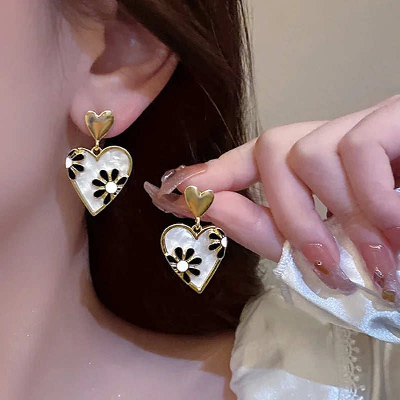 New Fashion Cute Flower Heart Stud Earrings for Women Vintage Rose Daisy Pattern Enamel Earrings Bridal Wedding Jewelry