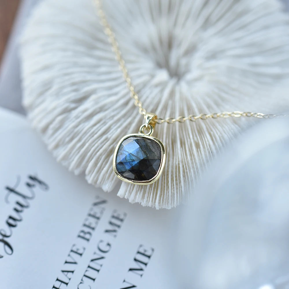 ITSMOS Labradorite Flash Pendant Necklace 14k Gold Plated Teardrop Pendant Choker Natural Healing Stone Jewelry for Women Gift