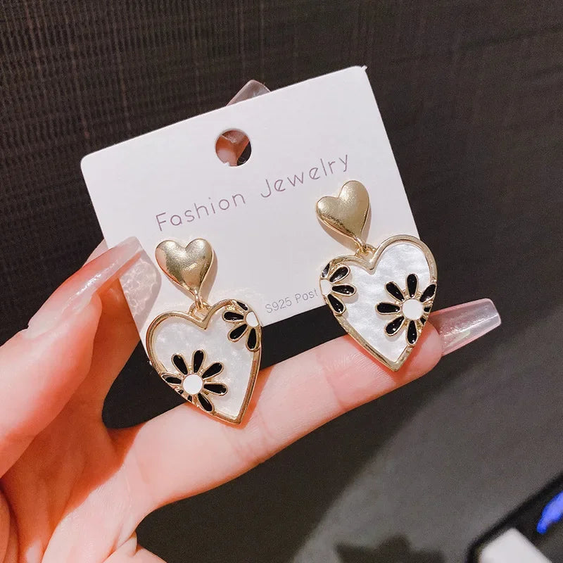 New Fashion Cute Flower Heart Stud Earrings for Women Vintage Rose Daisy Pattern Enamel Earrings Bridal Wedding Jewelry
