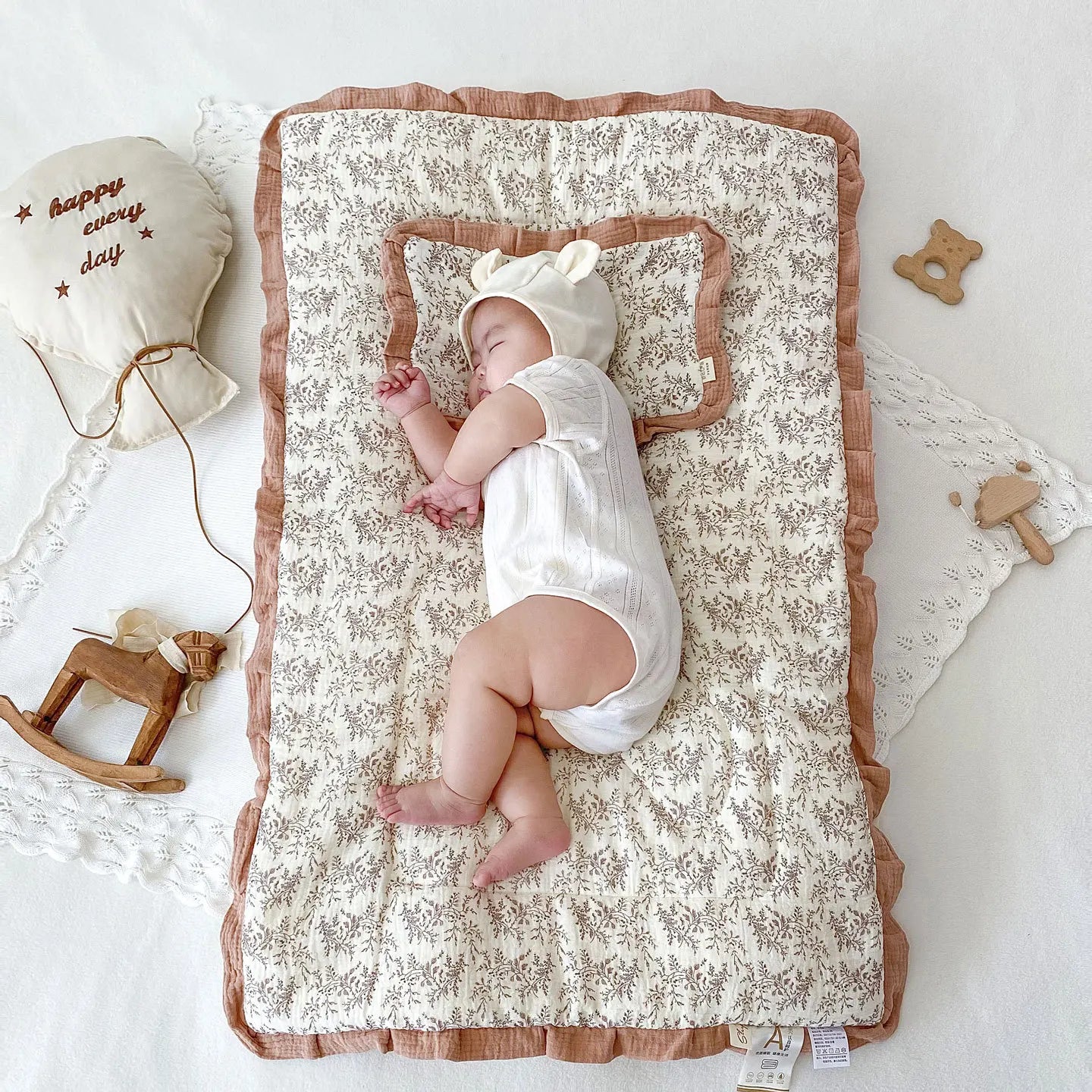 INS Winter Cartoon Print Beanie Velvet Mattress Maternity Room Mat Breathable and Comfortable Newborn Baby Sleeping with Pillow