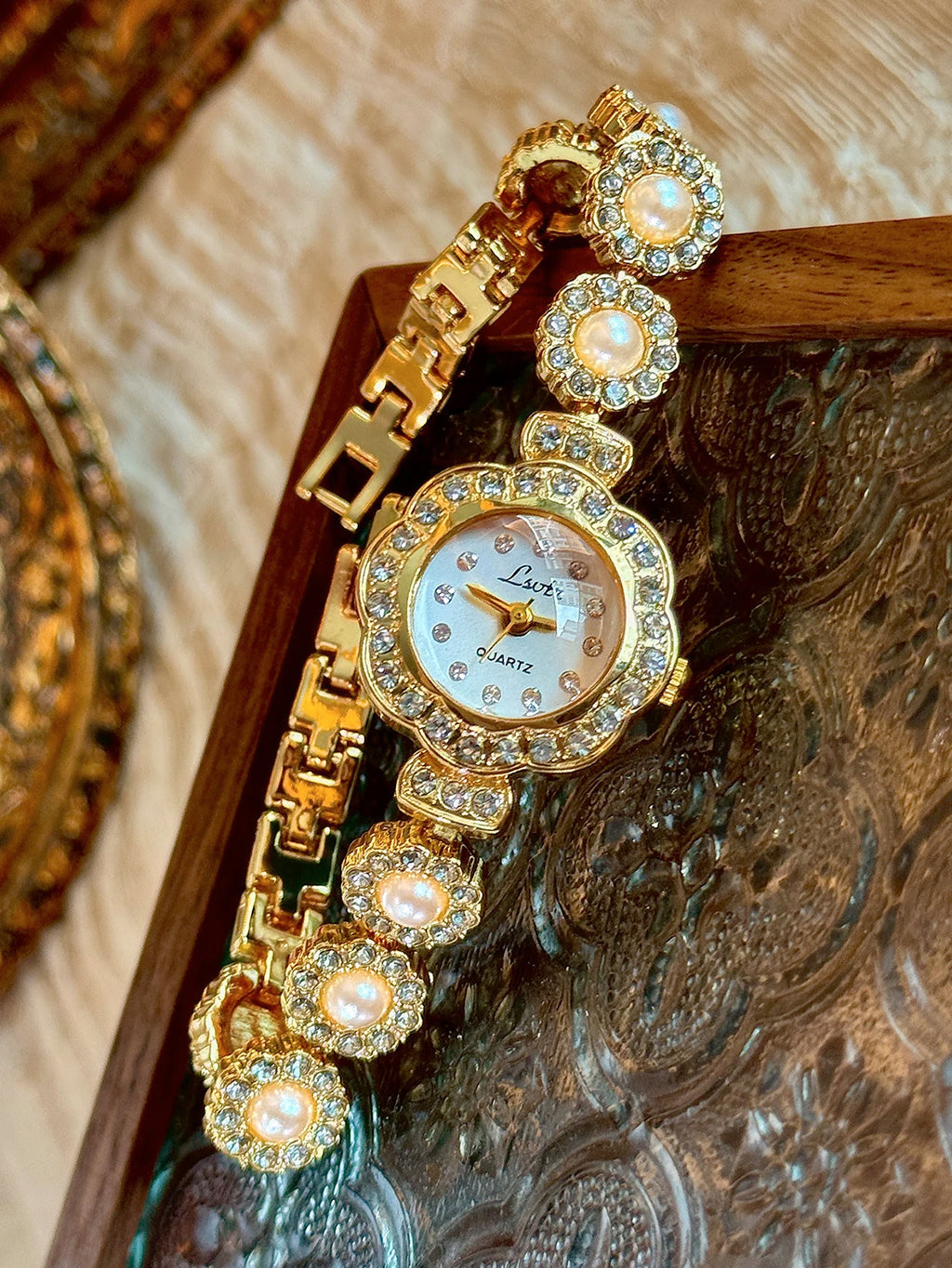 1 Piece of New Exquisite and Compact French Fashionable and Elegant Women's Watch with Pearl Strap and Dazzling Rhinestones, 30m Waterproof Round Quartz Watch, Suitable for Holiday and Birthday Gifts
