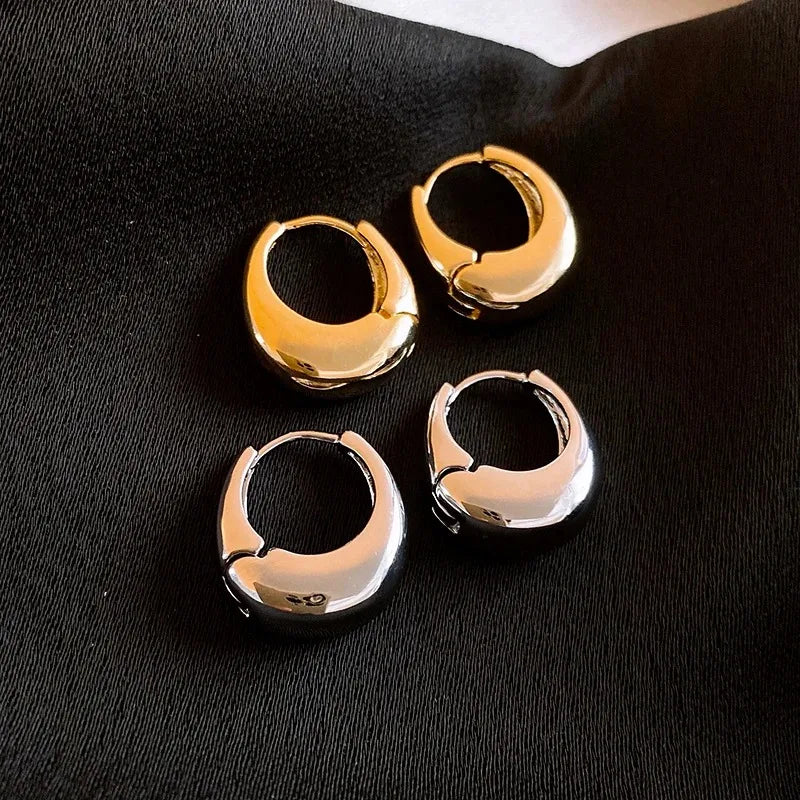 Punk Oval Hoop Earrings with Geometric Ear Buckle Minimalist U-Shaped Design for Daily Wear Fashionable Metal Accessory