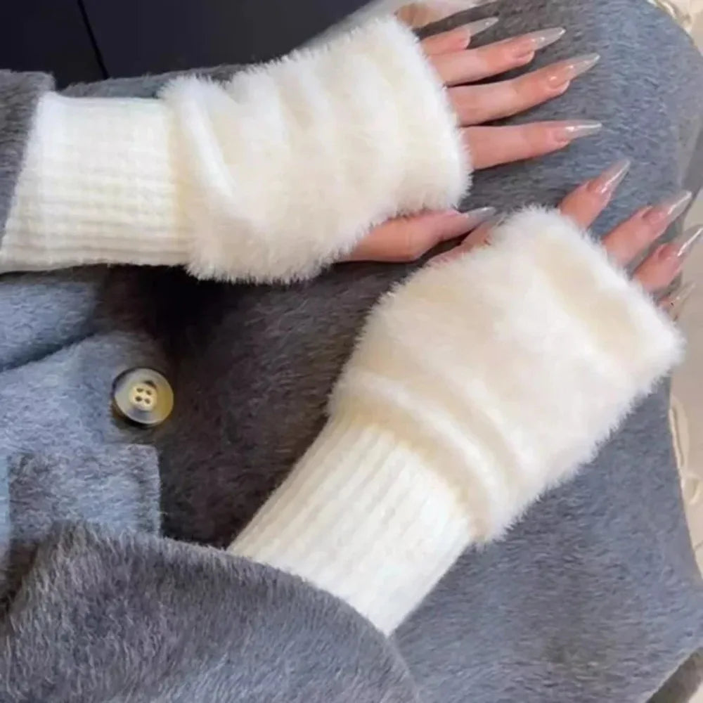 The lady's protective half-finger gloves, suitable for girls, are of a new style. They are soft and comfortable.