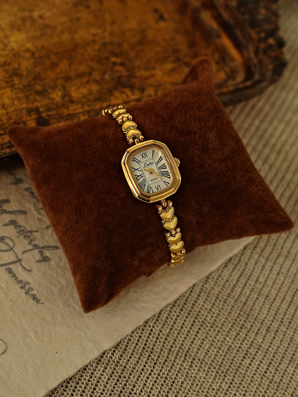 1 New Gold Elegant Compact Ladies Quartz Watch Square Case Heart-Shaped Bracelet White Dial Roman Scale Ladies Watch