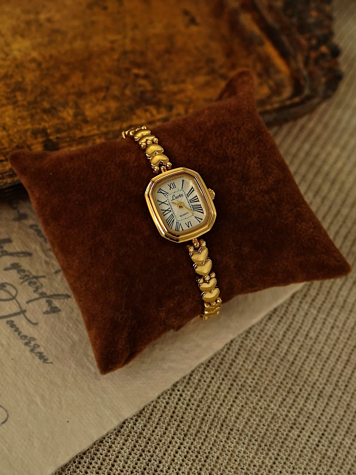 1 New Gold Elegant Compact Ladies Quartz Watch Square Case Heart-Shaped Bracelet White Dial Roman Scale Ladies Watch