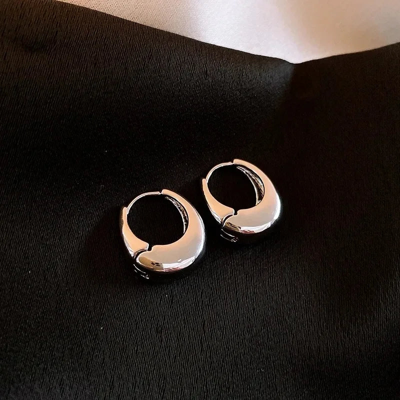 Punk Oval Hoop Earrings with Geometric Ear Buckle Minimalist U-Shaped Design for Daily Wear Fashionable Metal Accessory