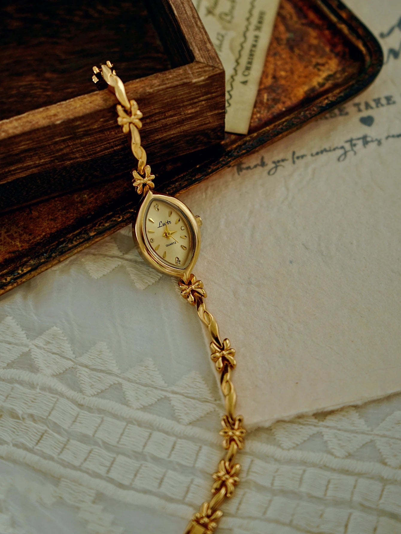 1 Piece of New French-Style Retro Gold Small Dial Women's Watch, Fashionable, Simple, Luxurious, Elegant, Compact, Waterproof, Bracelet-Style, Suitable for Daily Wear, Dinner Parties, and Other Occasions to Decorate the Wrist