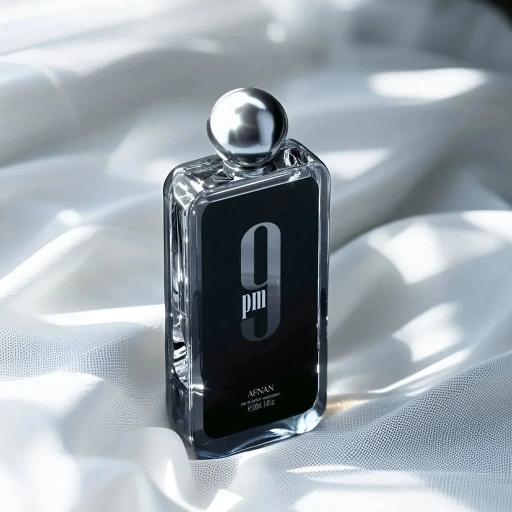 Afnan 9pm Night Men's perfume creates a mysterious and charming night atmosphere with a deep wooden tone. It is cold, gentle and sexy, lasting, and suitable for dating, parties and other night scenes