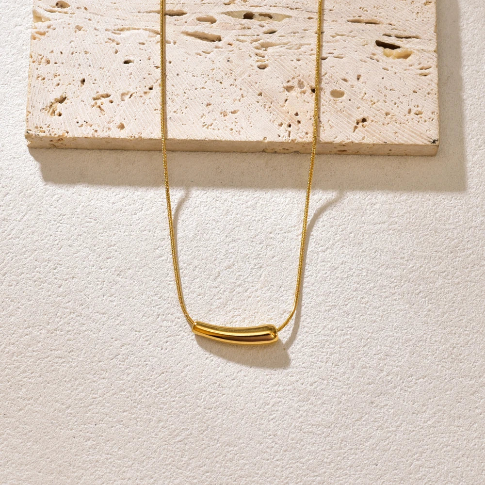 L87 Versatile and niche design: Small eggplant pendant, geometric curved tube, gold necklace, stainless steel jewelry