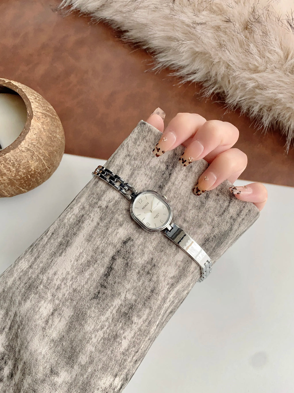 Women's Oval Gold Simple & Fashionable Quartz Watch, Suitable for Daily Wear and Decoration