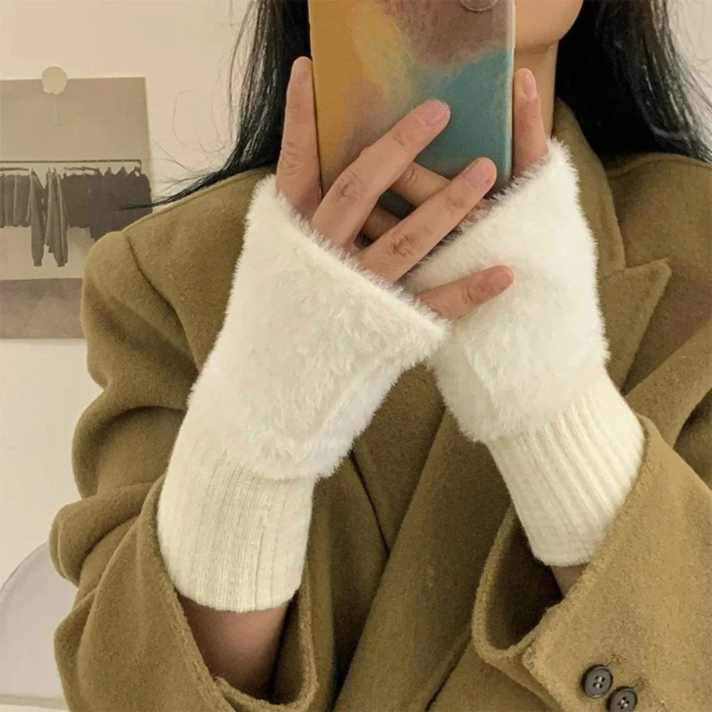 The lady's protective half-finger gloves, suitable for girls, are of a new style. They are soft and comfortable.