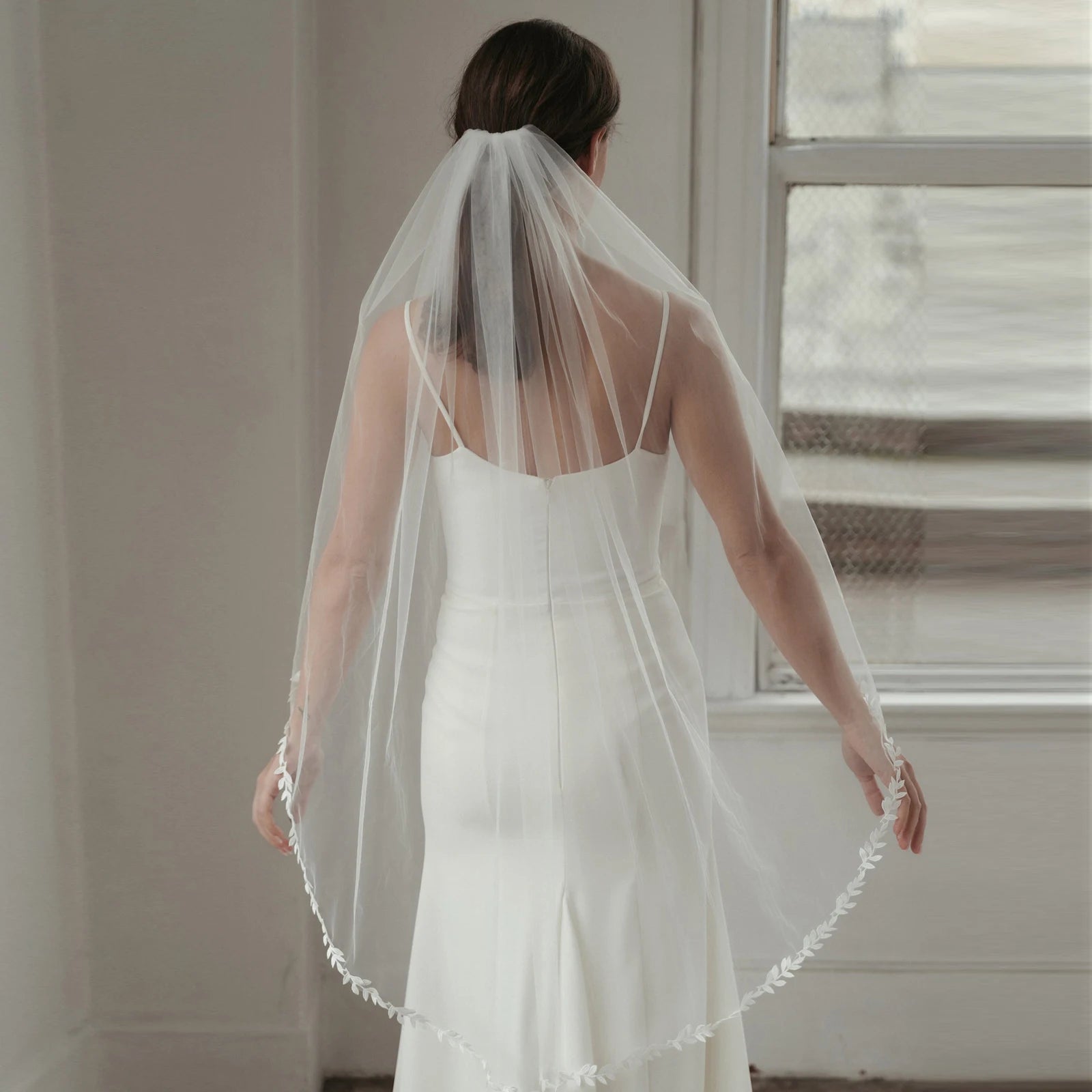 Wedding Veil Lace Edge Bridal Veils 3M White Ivory Wedding Veil Thin Scallop Lace Trim Cathedral Mantilla Bride Accessories V129