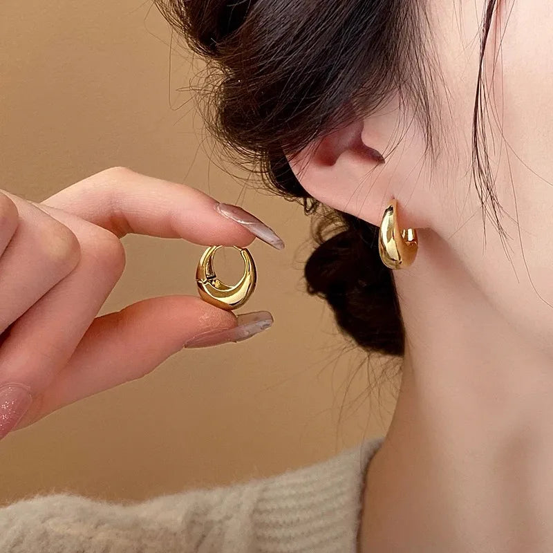 Punk Oval Hoop Earrings with Geometric Ear Buckle Minimalist U-Shaped Design for Daily Wear Fashionable Metal Accessory