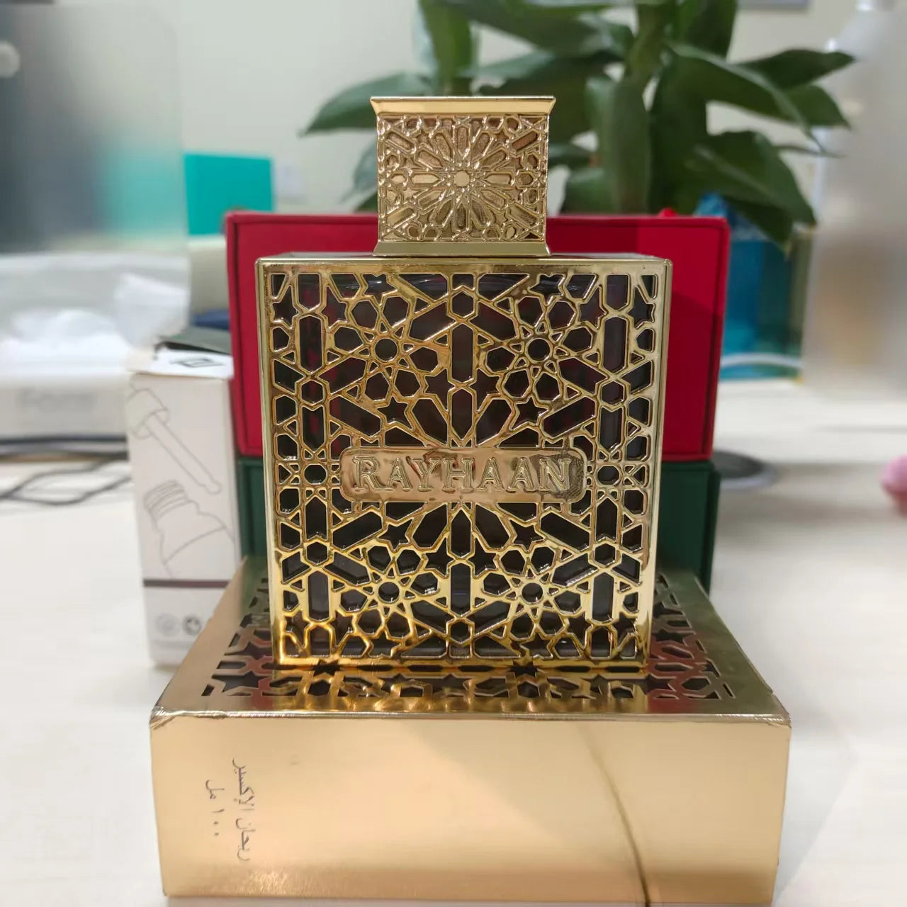 RAYHAAN gold-plated hollowed out perfume bottle, with strong agarwood and rose fragrance, wrapped in amber warmth, is the mystery and luxury of oriental luxury fragrance