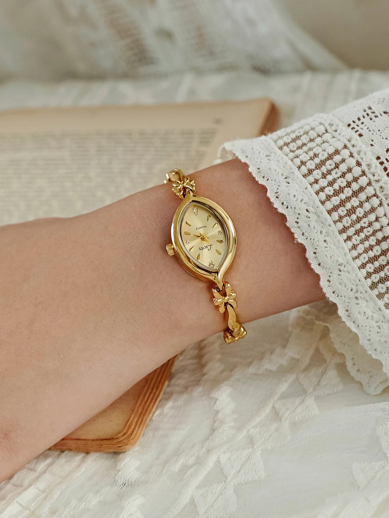 1 Piece of New French-Style Retro Gold Small Dial Women's Watch, Fashionable, Simple, Luxurious, Elegant, Compact, Waterproof, Bracelet-Style, Suitable for Daily Wear, Dinner Parties, and Other Occasions to Decorate the Wrist
