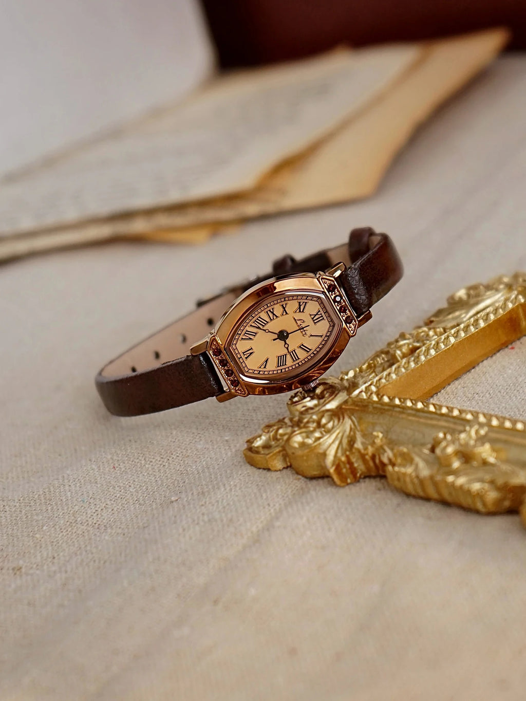 1 Piece of Retro Casual and Elegant Women's Coffee Brown Belt Watch Fashionable and Exquisite Barrel Shape Small Dial Rhinestone Decoration Suitable for Daily Wear Dinner and Other Occasions Decorative Wrists