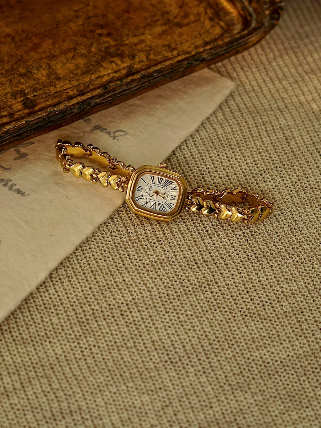 1 New Gold Elegant Compact Ladies Quartz Watch Square Case Heart-Shaped Bracelet White Dial Roman Scale Ladies Watch