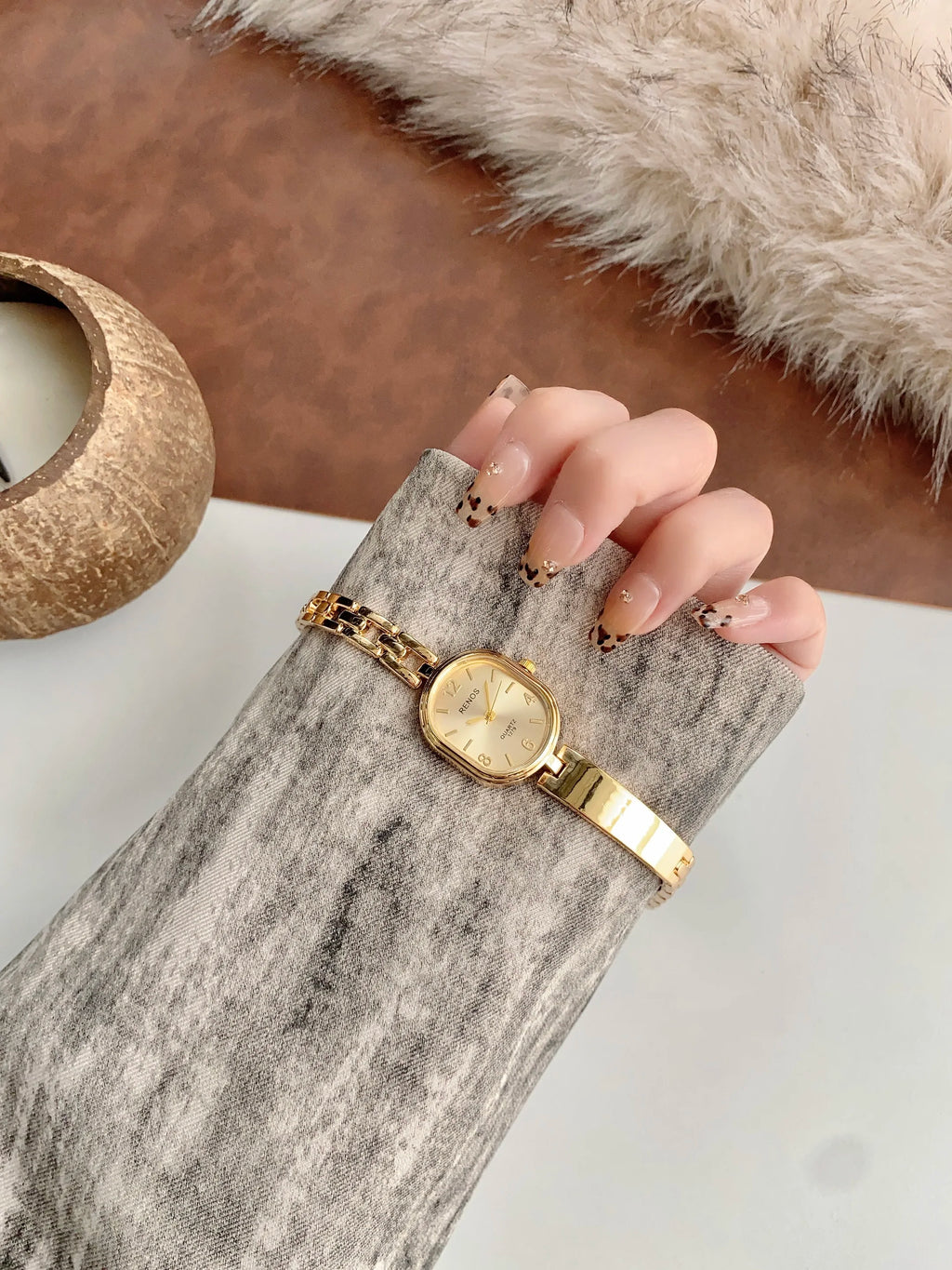 Women's Oval Gold Simple & Fashionable Quartz Watch, Suitable for Daily Wear and Decoration