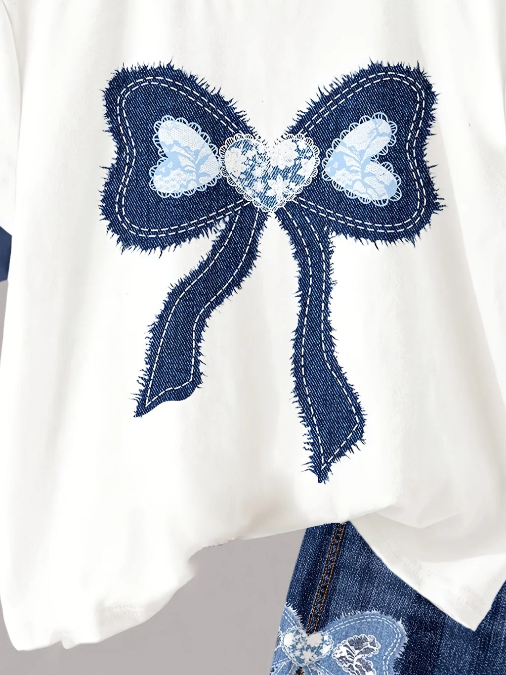 Girls' Casual Short-Sleeved Outfit, Girls' Short-Sleeved T-Shirt with Bow Pattern Print Paired with High-Waisted Elastic Faux Denim Shorts Two-Piece Set, Suitable for Children Aged 8-12, for Summer, Home, School, Outings, and