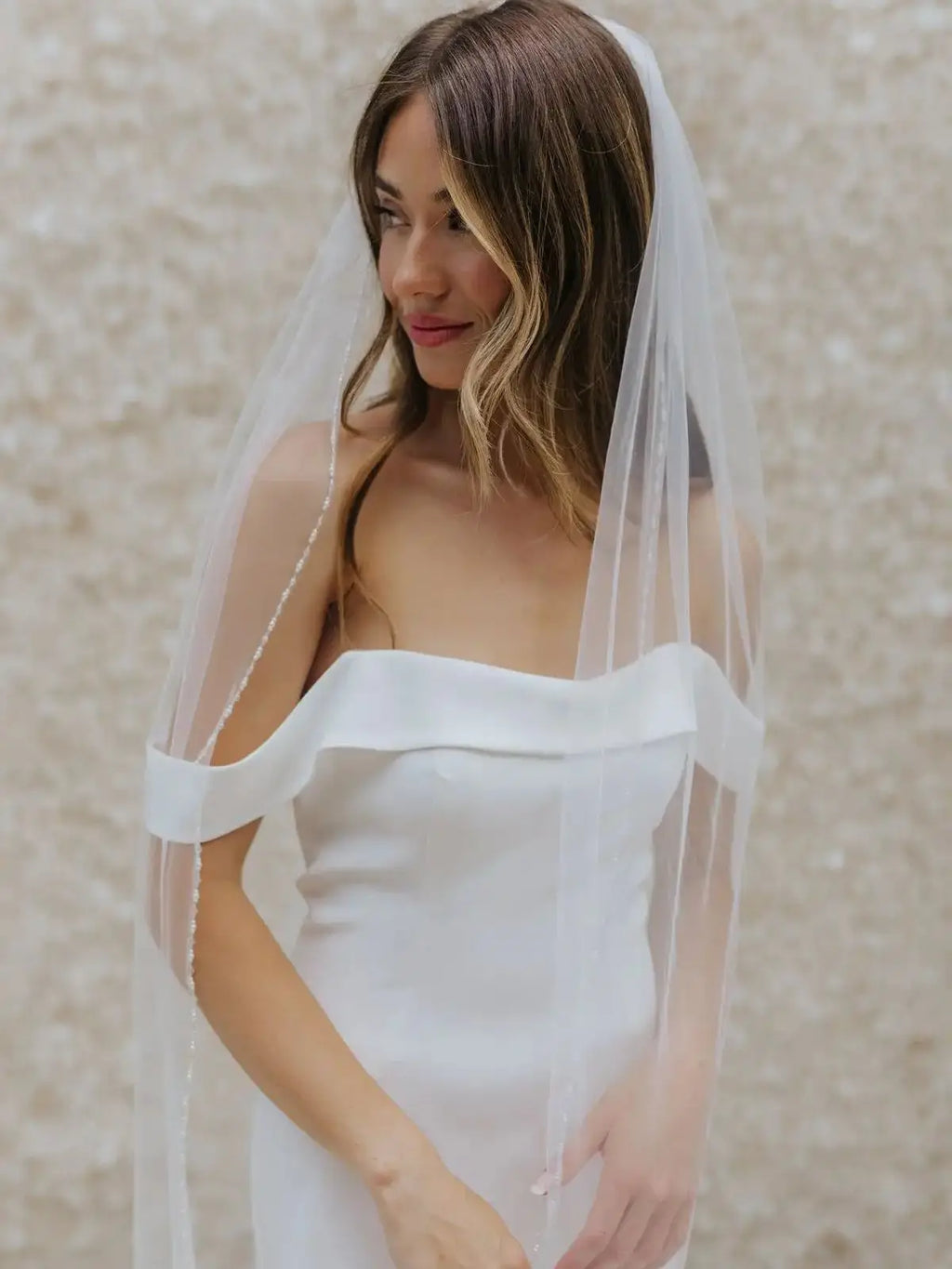 V107 Bridal Veils Crystal Beaded 1 Tier Fingertip Length Wedding Veil with Trim Edge Bridal Hair Accessorry Soft Tulle with Comb
