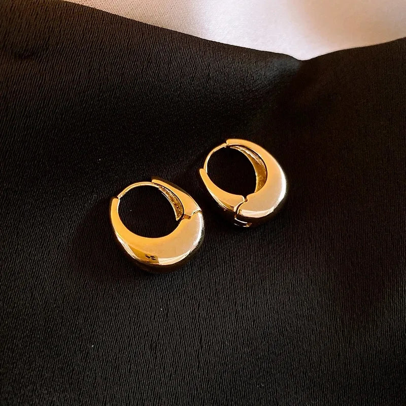 Punk Oval Hoop Earrings with Geometric Ear Buckle Minimalist U-Shaped Design for Daily Wear Fashionable Metal Accessory