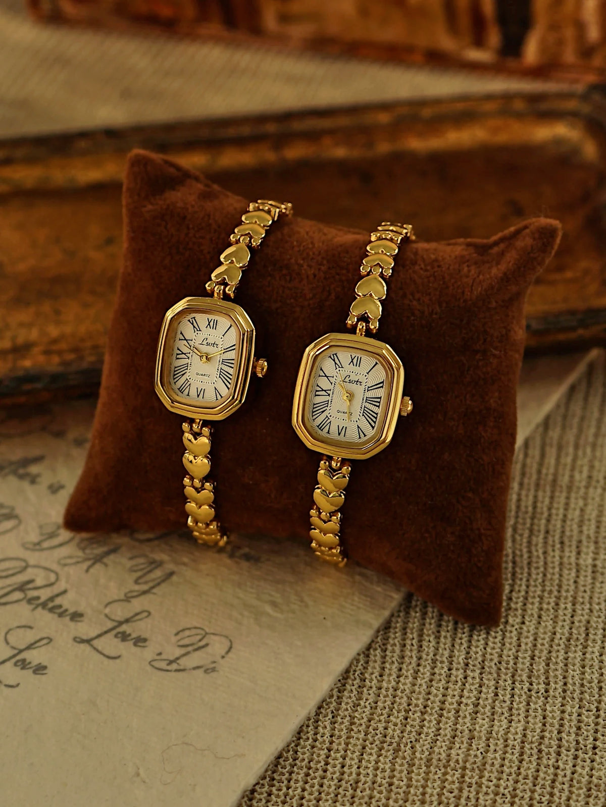 1 New Gold Elegant Compact Ladies Quartz Watch Square Case Heart-Shaped Bracelet White Dial Roman Scale Ladies Watch