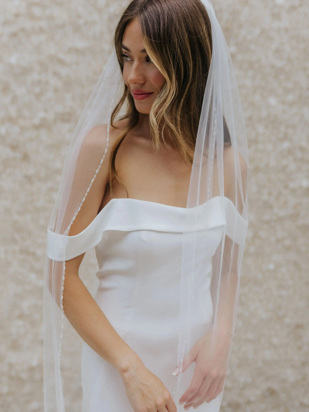 V107 Bridal Veils Crystal Beaded 1 Tier Fingertip Length Wedding Veil with Trim Edge Bridal Hair Accessorry Soft Tulle with Comb