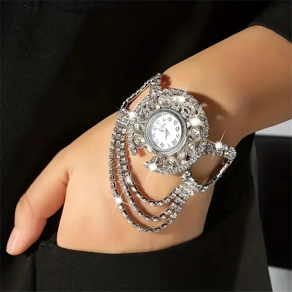 A stylish zinc alloy strap with charming round quartz women's watch with amphibole decoration without chronograph function, an e