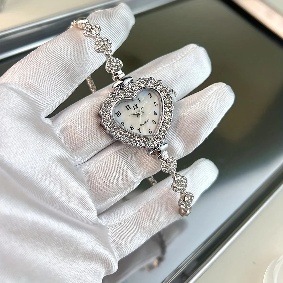 Women's Heart Rhinestone Watch with Sparkling Dial & Golden-Tone Alloy Band - Compact Quartz Wristwatch for Everyday Elegance