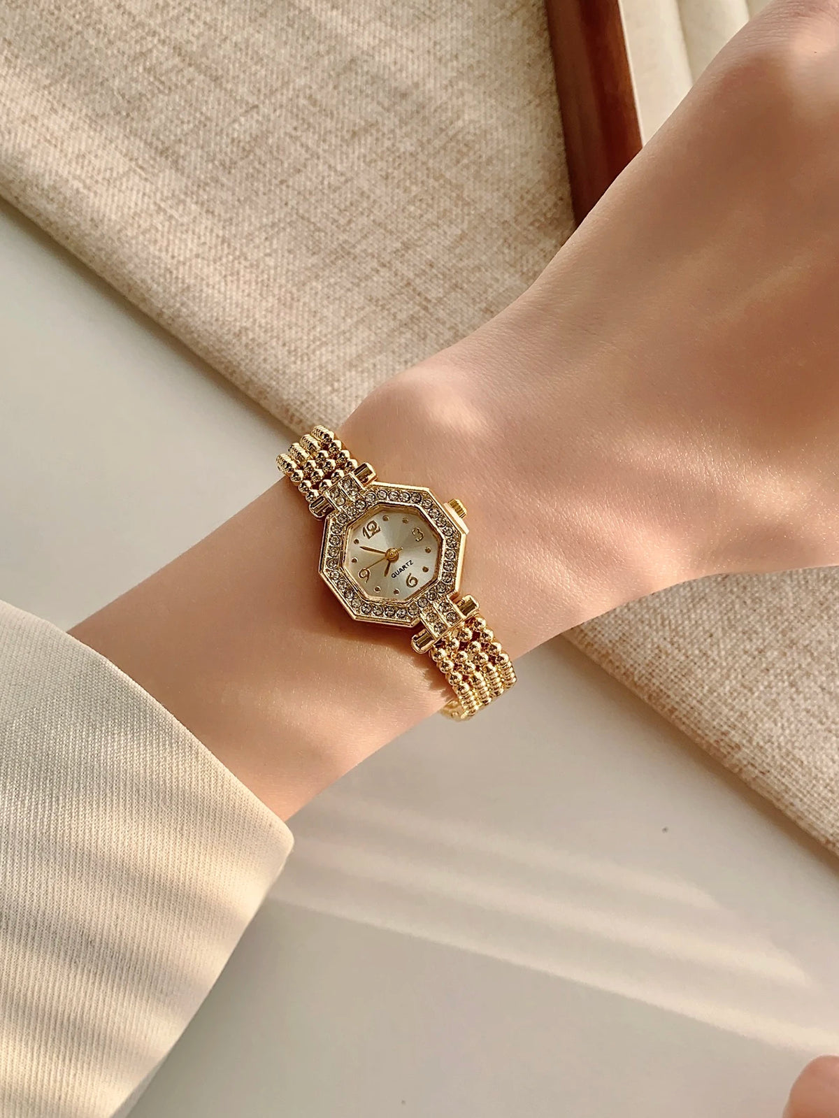 Golden Digital Dial Fashion Watch Luxurious Zircon Retro Style Watch Suitable for Everyday Versatile Birthday Party